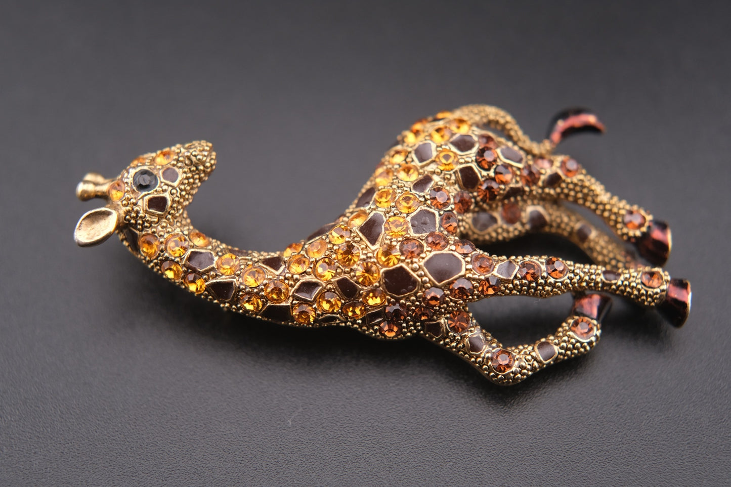 🦒 Vintage Sanus Giraffe Brooch – Enamel & Rhinestone – Gold Tone Animal Pin – Hallmarked 685