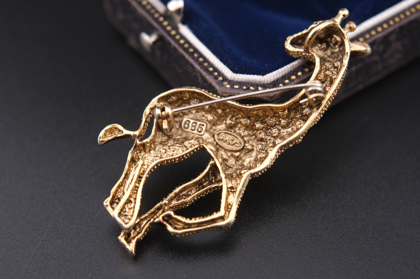 🦒 Vintage Sanus Giraffe Brooch – Enamel & Rhinestone – Gold Tone Animal Pin – Hallmarked 685