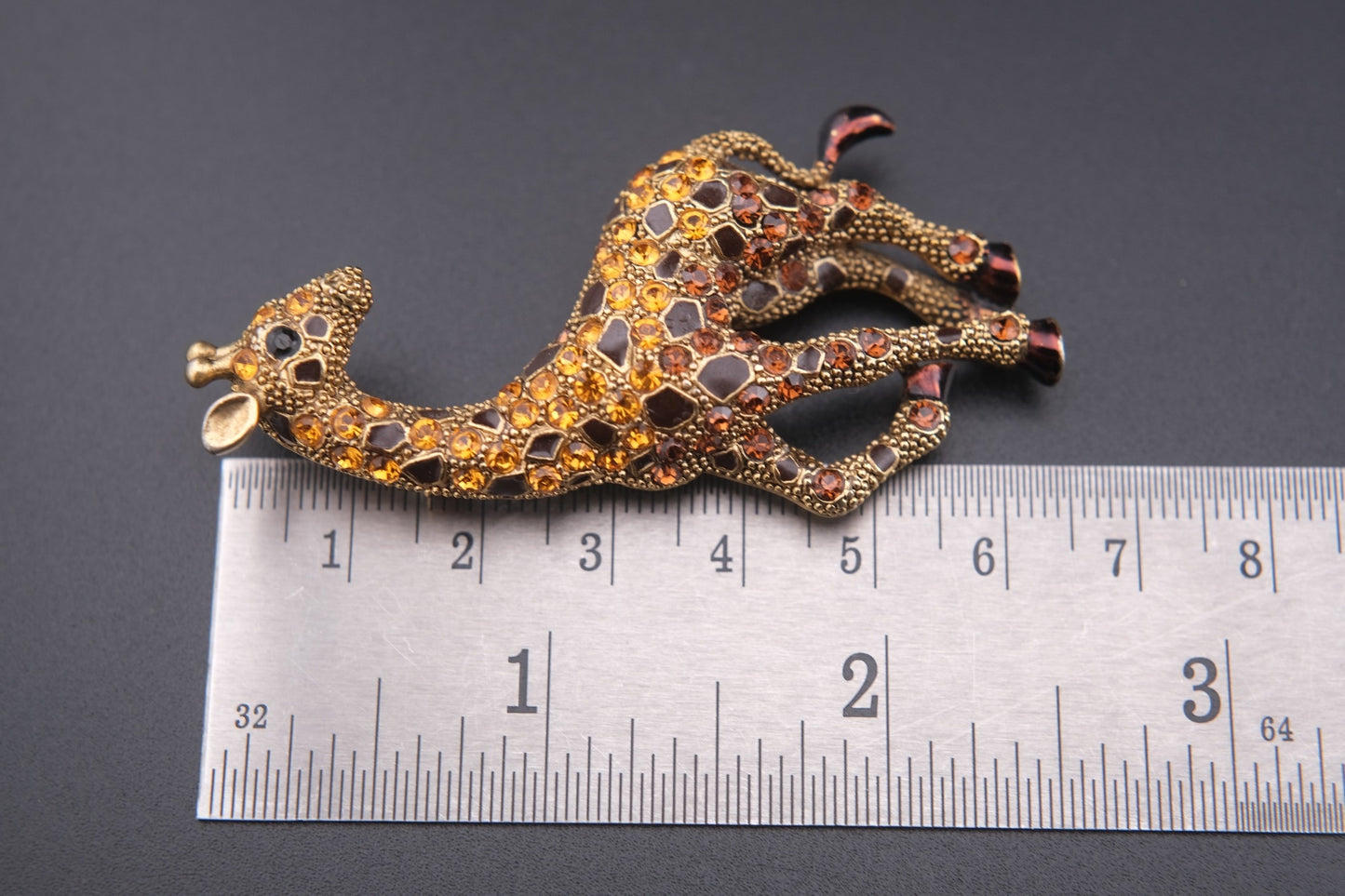 🦒 Vintage Sanus Giraffe Brooch – Enamel & Rhinestone – Gold Tone Animal Pin – Hallmarked 685