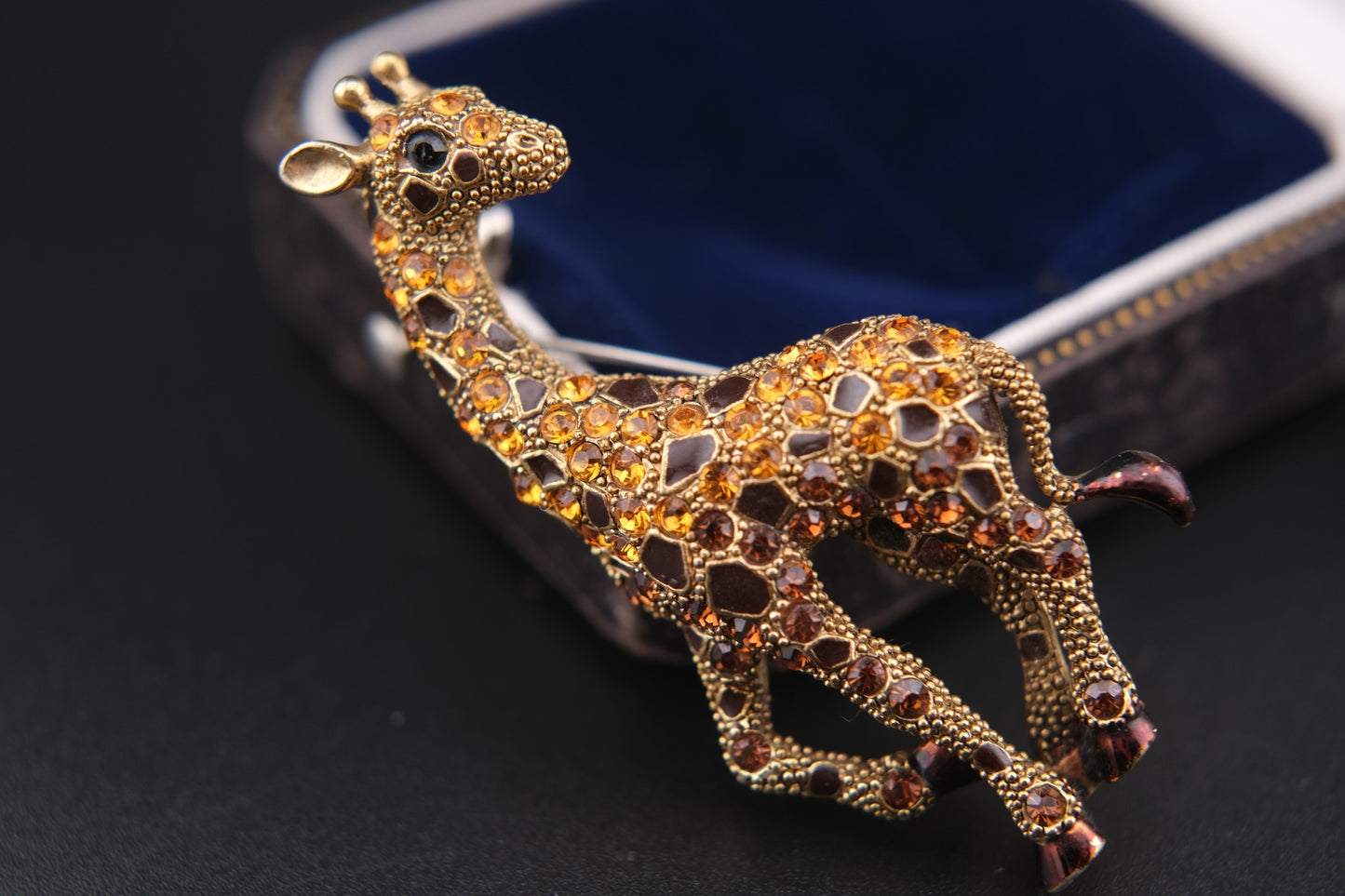 🦒 Vintage Sanus Giraffe Brooch – Enamel & Rhinestone – Gold Tone Animal Pin – Hallmarked 685