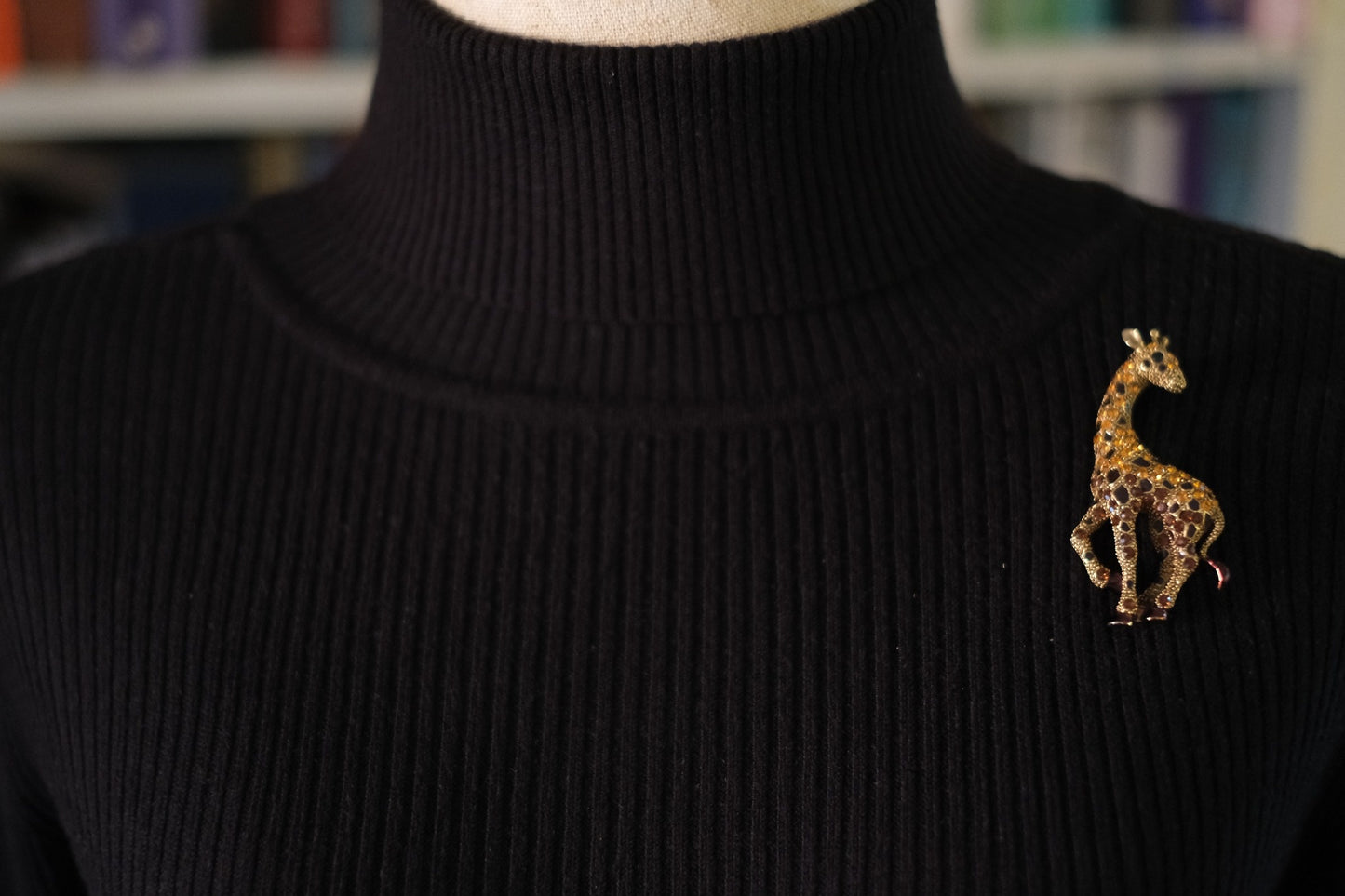 🦒 Vintage Sanus Giraffe Brooch – Enamel & Rhinestone – Gold Tone Animal Pin – Hallmarked 685