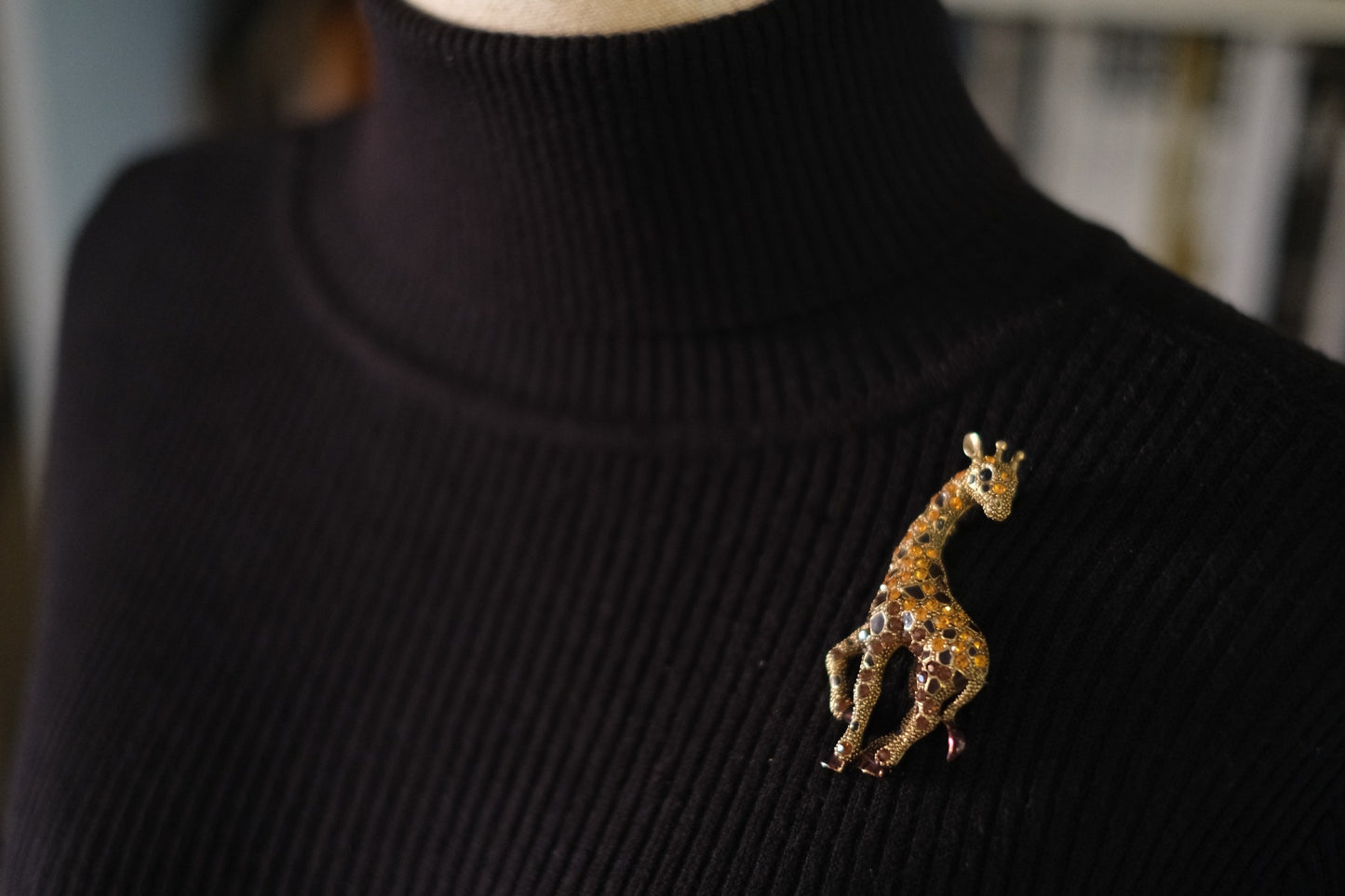 🦒 Vintage Sanus Giraffe Brooch – Enamel & Rhinestone – Gold Tone Animal Pin – Hallmarked 685