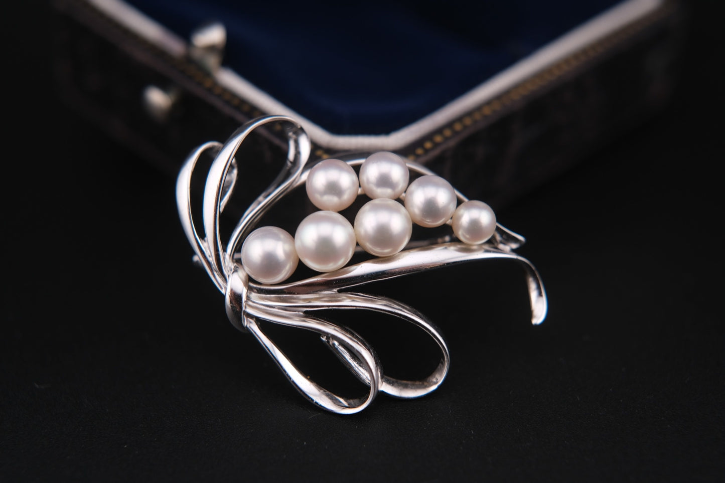 Vintage Mikimoto Sterling Silver Brooch with Akoya Pearls – Ribbon Design, Japan