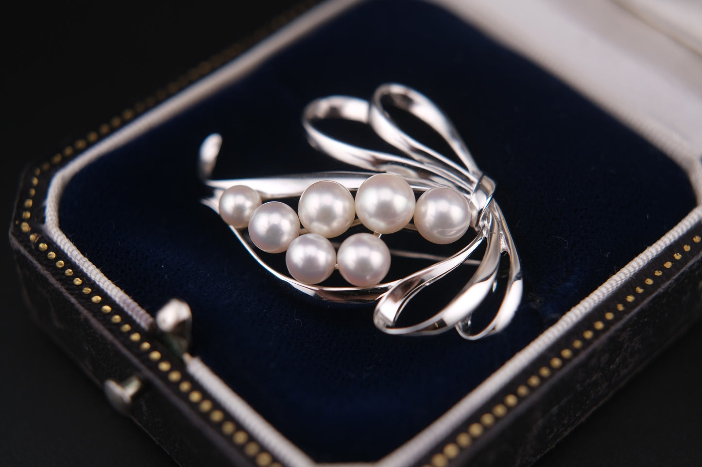 Vintage Mikimoto Sterling Silver Brooch with Akoya Pearls – Ribbon Design, Japan