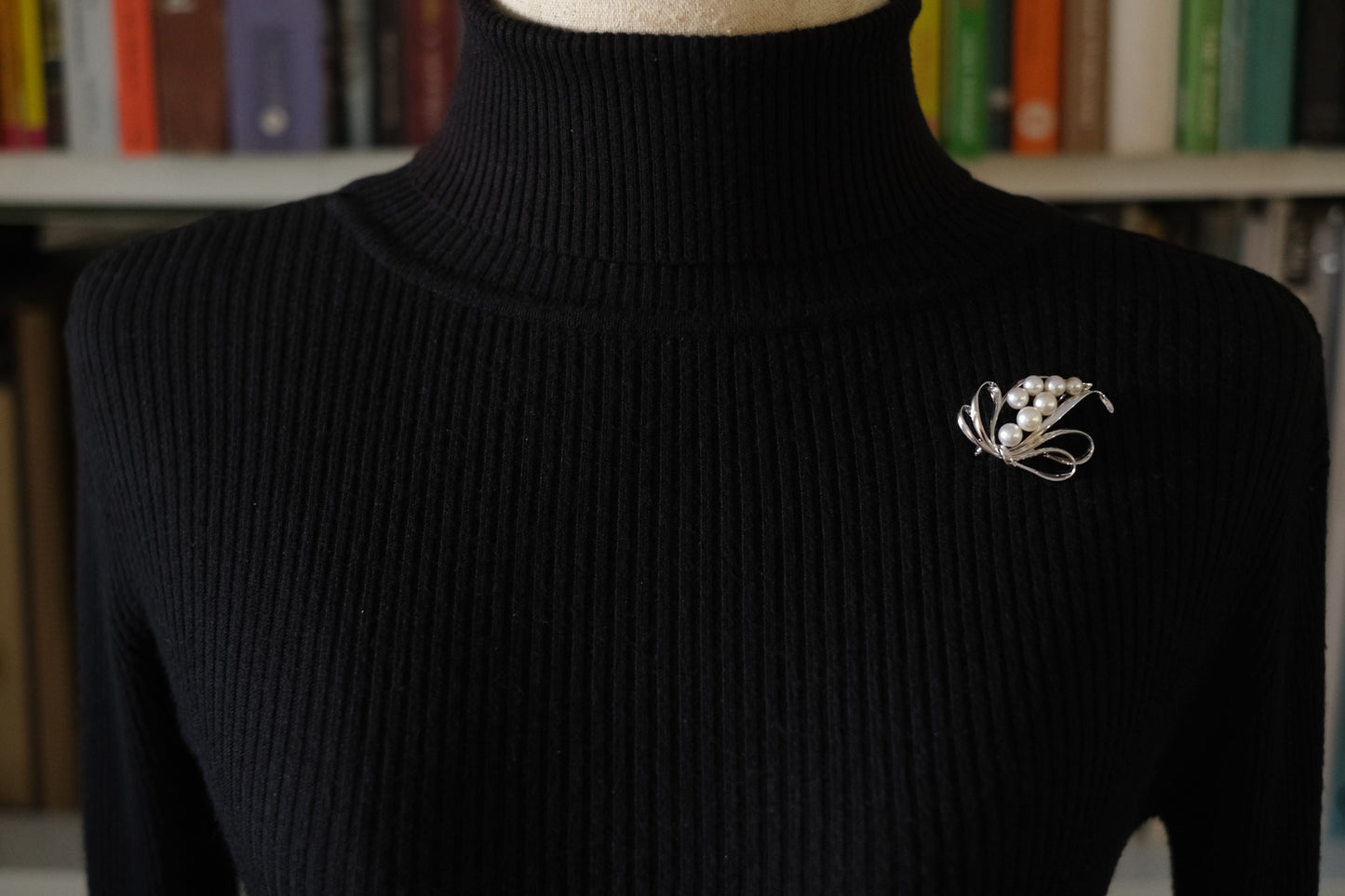 Vintage Mikimoto Sterling Silver Brooch with Akoya Pearls – Ribbon Design, Japan