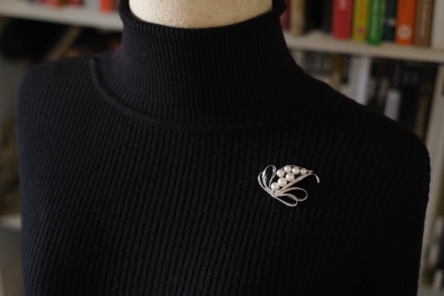 Vintage Mikimoto Sterling Silver Brooch with Akoya Pearls – Ribbon Design, Japan