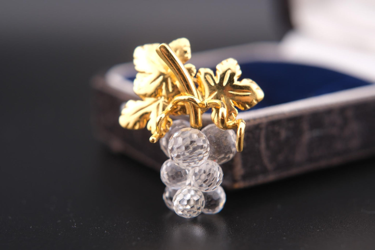 π Vintage Swarovski Grape Cluster Brooch β Clear Faceted Crystals & Gold-Tone Leaves