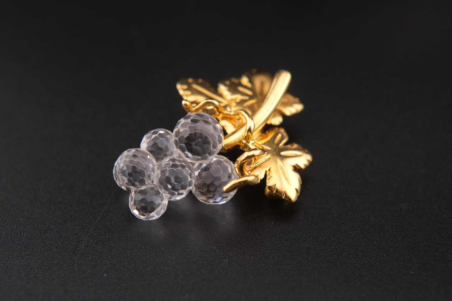 π Vintage Swarovski Grape Cluster Brooch β Clear Faceted Crystals & Gold-Tone Leaves