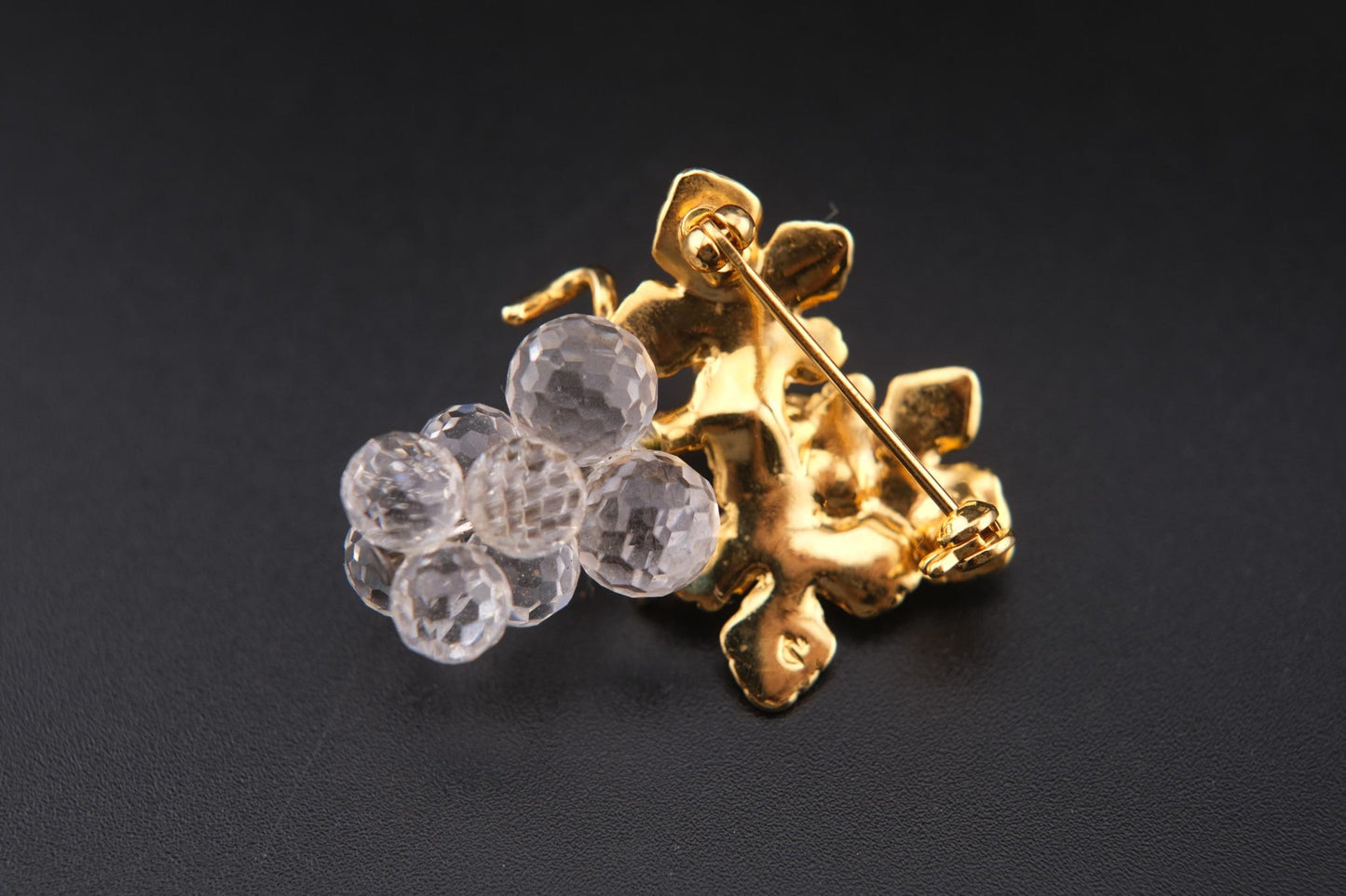 π Vintage Swarovski Grape Cluster Brooch β Clear Faceted Crystals & Gold-Tone Leaves