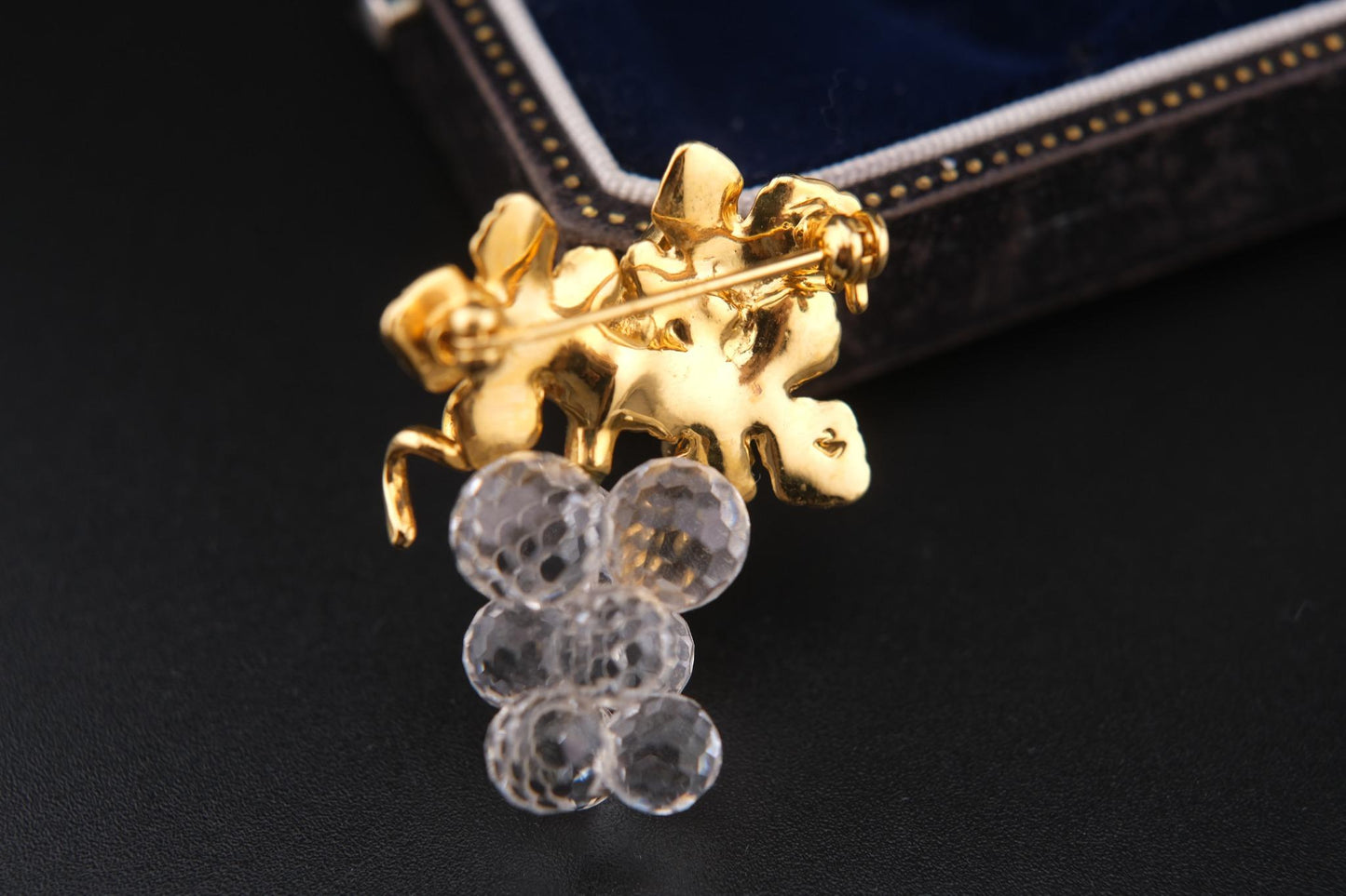 π Vintage Swarovski Grape Cluster Brooch β Clear Faceted Crystals & Gold-Tone Leaves