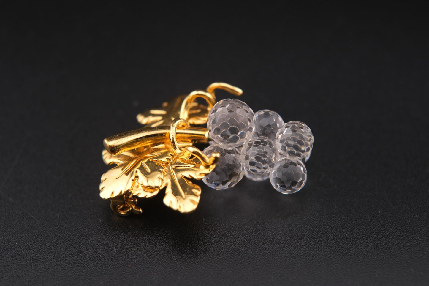 π Vintage Swarovski Grape Cluster Brooch β Clear Faceted Crystals & Gold-Tone Leaves