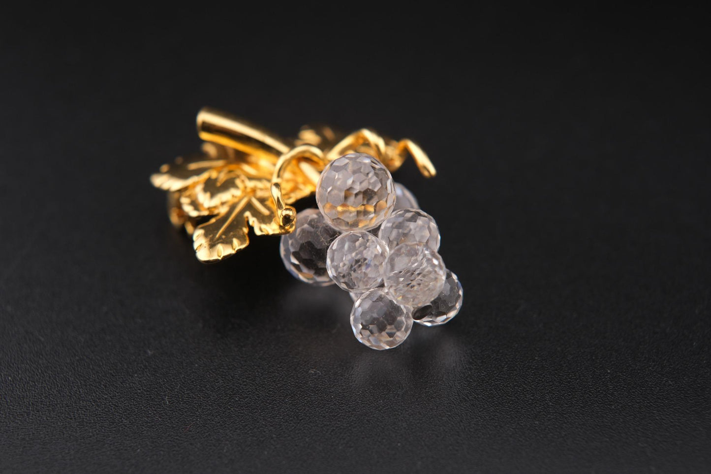 π Vintage Swarovski Grape Cluster Brooch β Clear Faceted Crystals & Gold-Tone Leaves