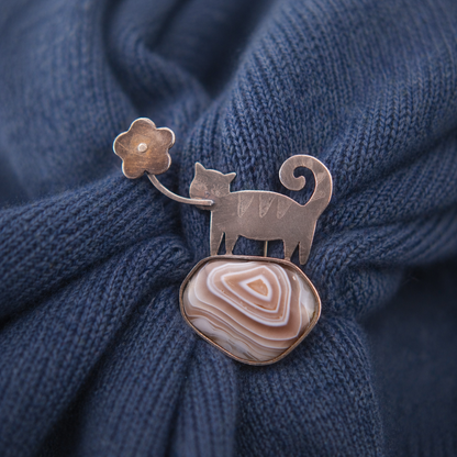❤️ Vintage Artisan Cat & Agate Brooch – Silver Tone Figural Cat with Flower Motif