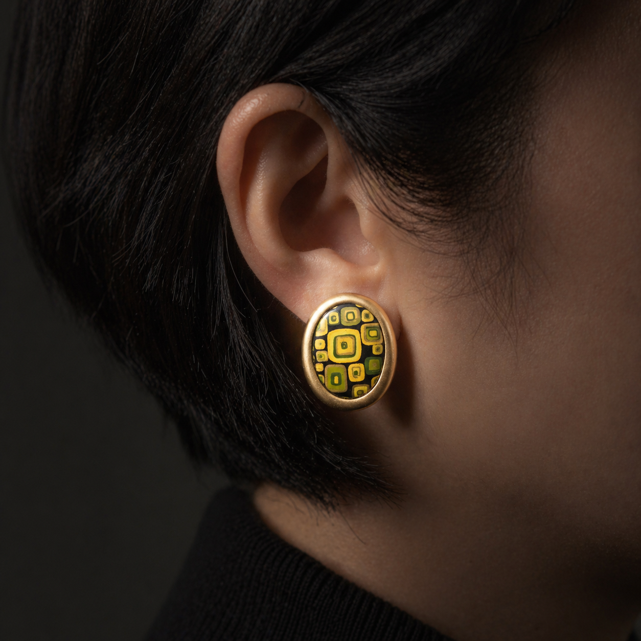 ❤️ Vintage AMY Clip-On Earrings – Gold Tone with Green Geometric Cabochon