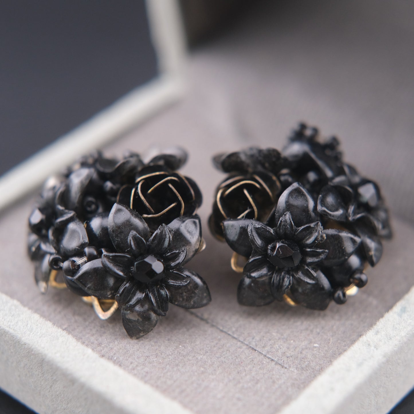 ❤️ Vintage Colleen Toland Black Floral Cluster Clip-On Earrings – Lucite & Enamel