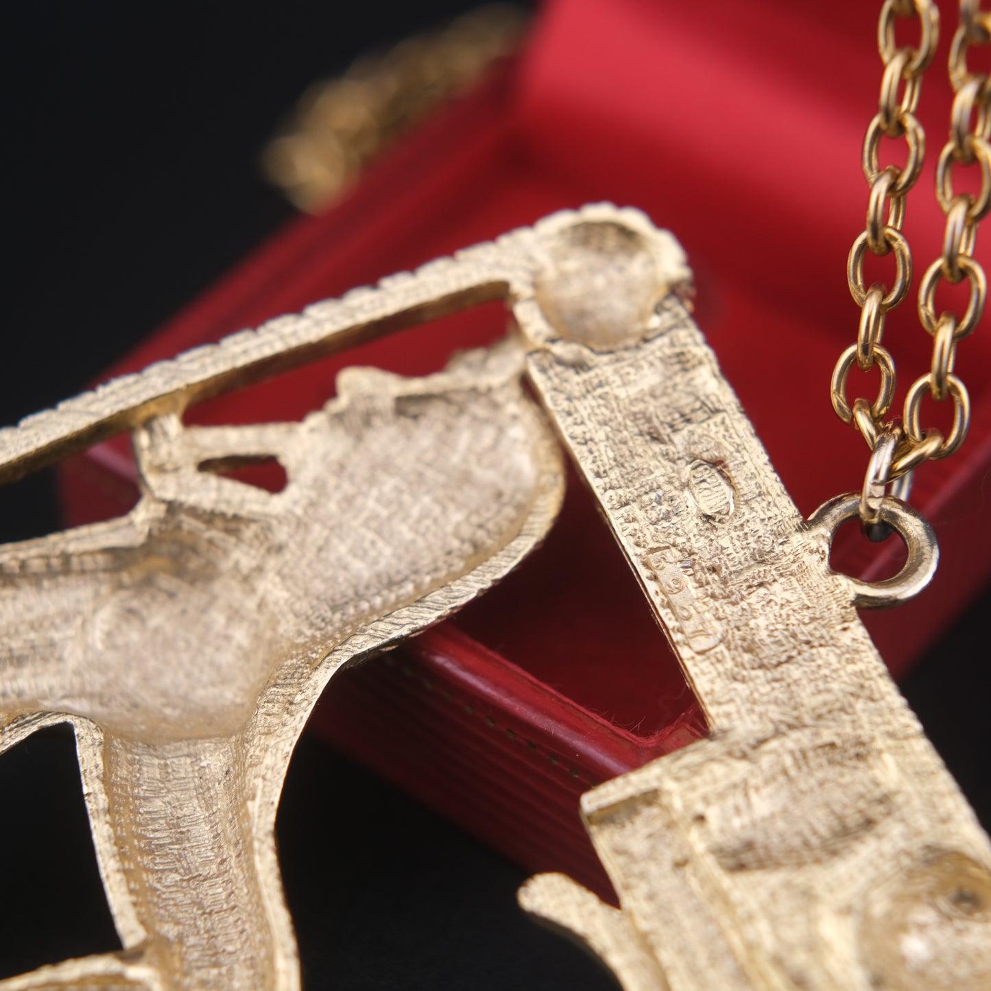 ❤️ Vintage Egyptian Revival Sphinx Pendant Necklace – Gold-Tone with Enamel Inlay
