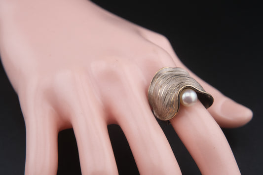 Vintage SHINJI Japan Adjustable Ring – Sculptural Silver Shell with Pearl Accent