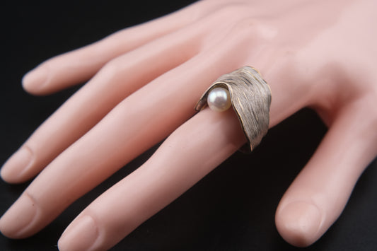 Vintage SHINJI Japan Adjustable Ring – Sculptural Silver Shell with Pearl Accent