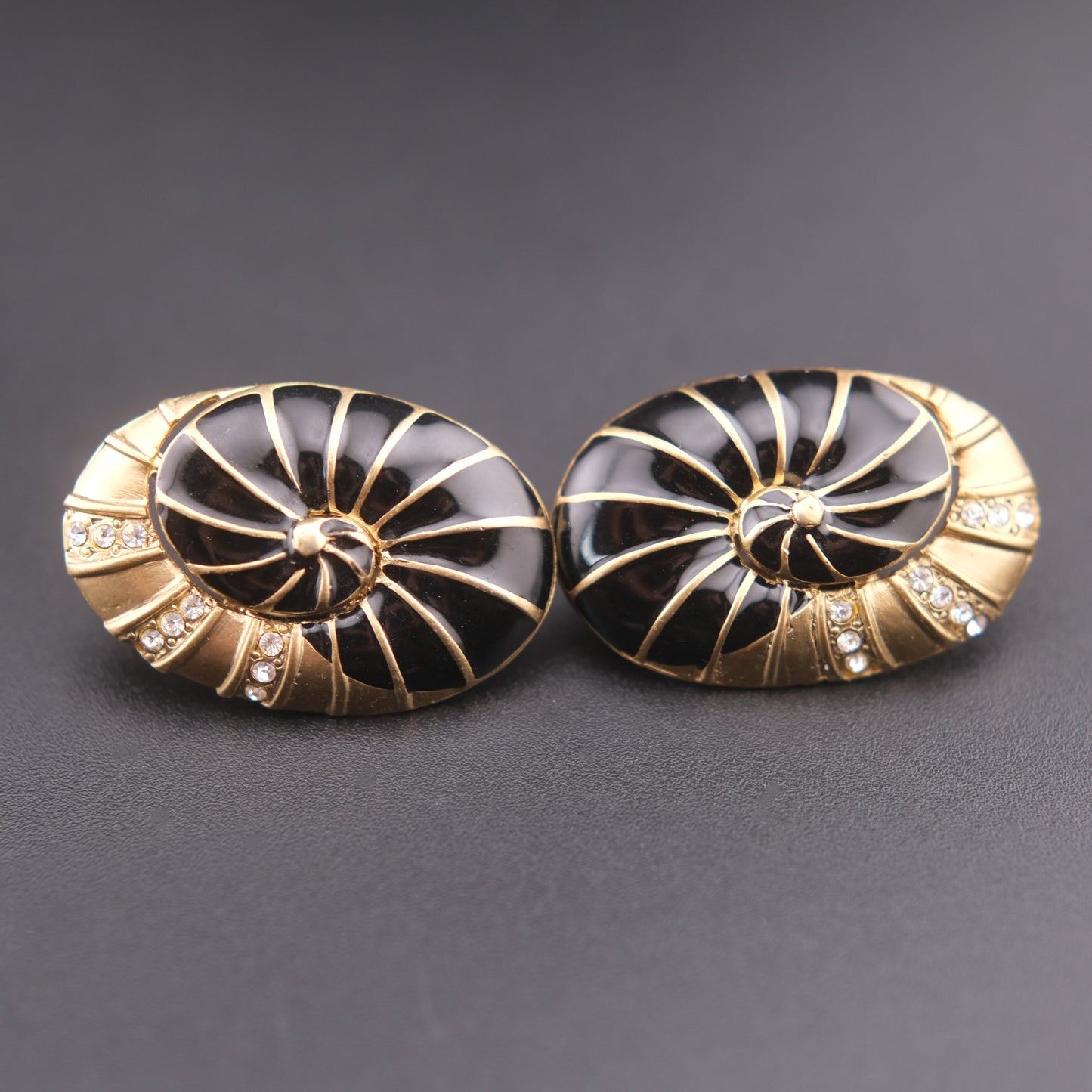 ❤️ Vintage Hanae Mori Nautilus Shell Clip-On Earrings Black Enamel Gold Tone Rhinestone Spiral Earrings