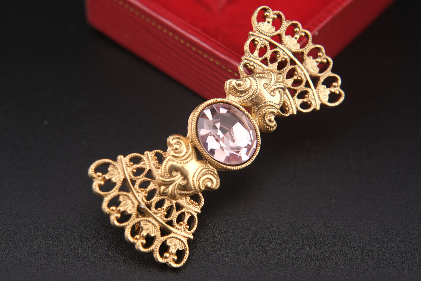 ❤️ Vintage 1928 Bow Brooch – Gold-Tone Filigree with Pink Glass Stone