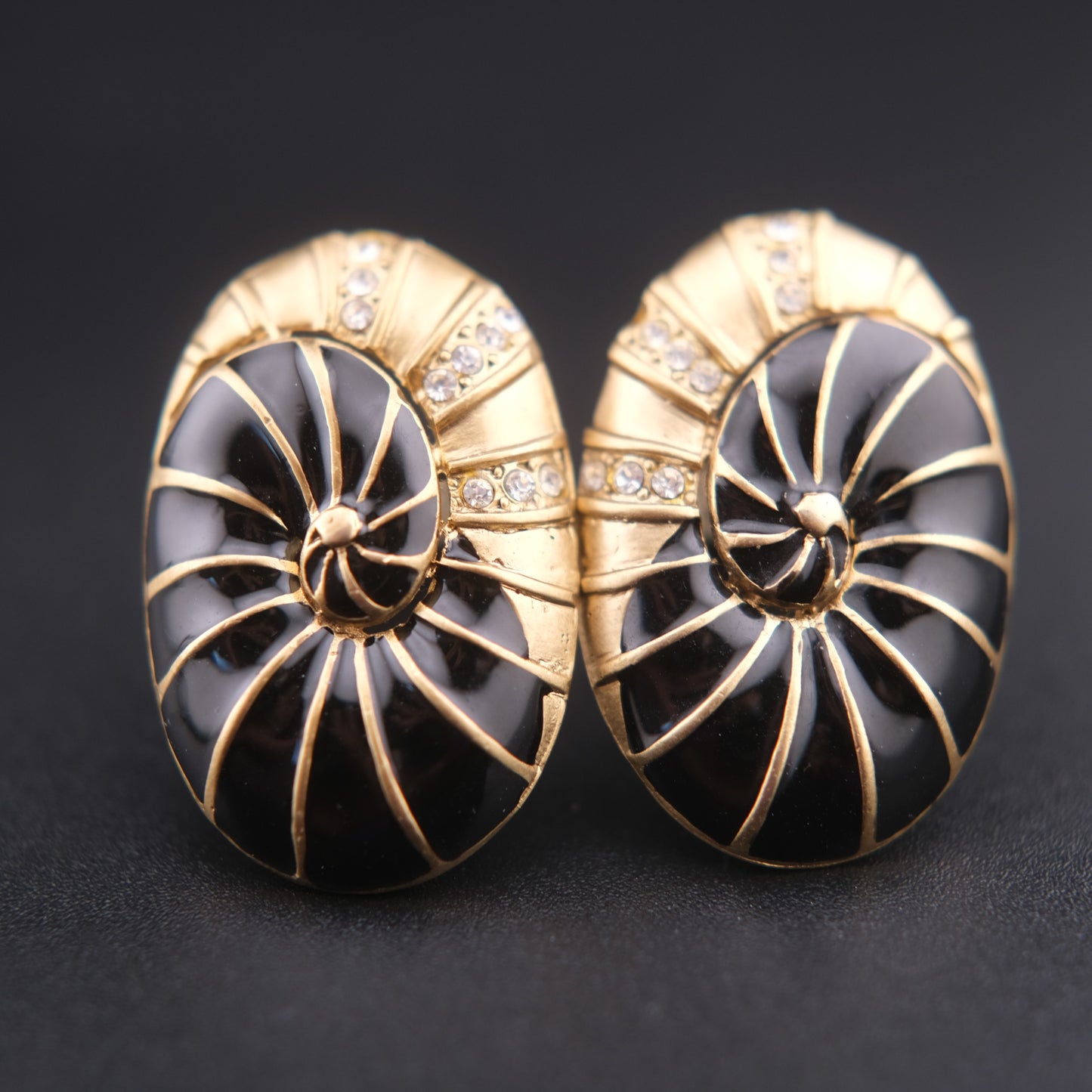❤️ Vintage Hanae Mori Nautilus Shell Clip-On Earrings Black Enamel Gold Tone Rhinestone Spiral Earrings