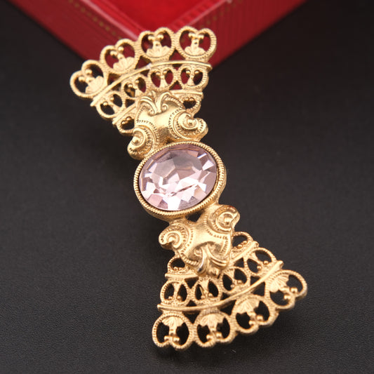 ❤️ Vintage 1928 Bow Brooch – Gold-Tone Filigree with Pink Glass Stone