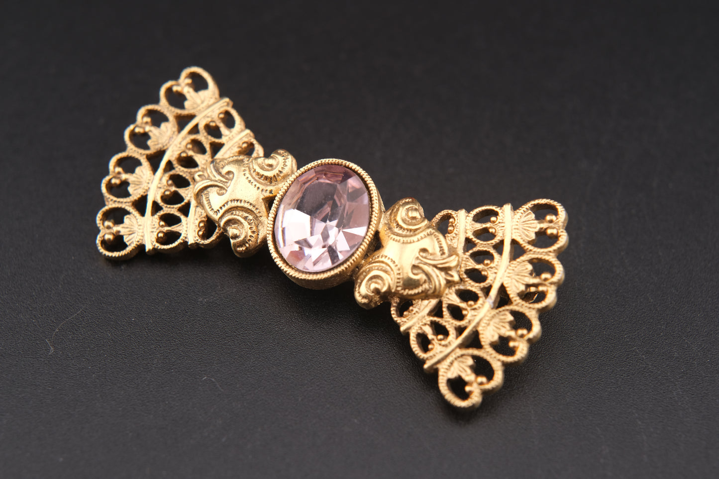 ❤️ Vintage 1928 Bow Brooch – Gold-Tone Filigree with Pink Glass Stone