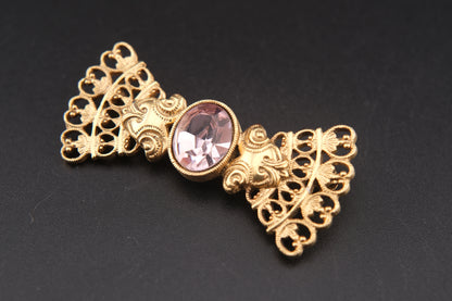 ❤️ Vintage 1928 Bow Brooch – Gold-Tone Filigree with Pink Glass Stone