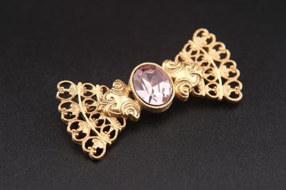 ❤️ Vintage 1928 Bow Brooch – Gold-Tone Filigree with Pink Glass Stone