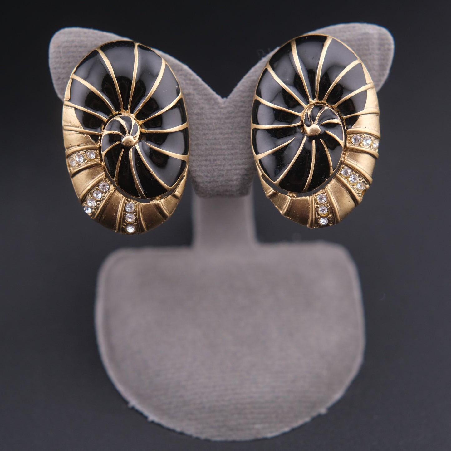 ❤️ Vintage Hanae Mori Nautilus Shell Clip-On Earrings Black Enamel Gold Tone Rhinestone Spiral Earrings