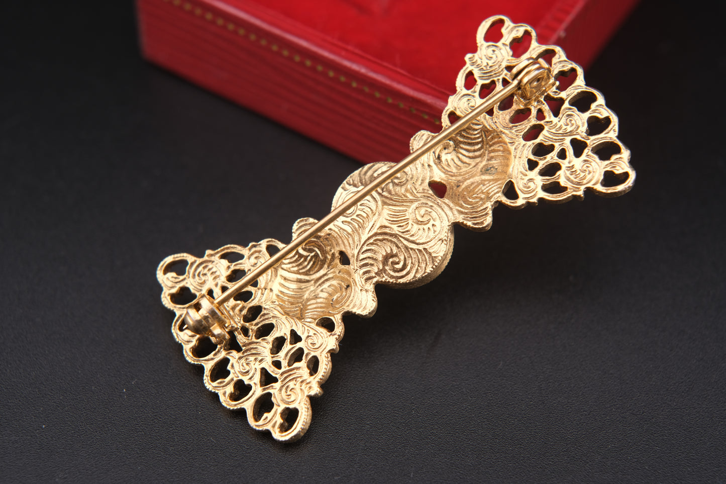 ❤️ Vintage 1928 Bow Brooch – Gold-Tone Filigree with Pink Glass Stone