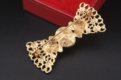 ❤️ Vintage 1928 Bow Brooch – Gold-Tone Filigree with Pink Glass Stone