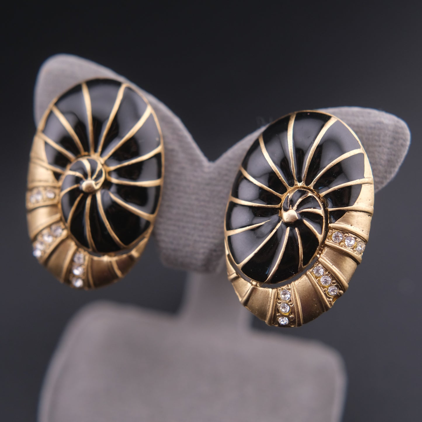 ❤️ Vintage Hanae Mori Nautilus Shell Clip-On Earrings Black Enamel Gold Tone Rhinestone Spiral Earrings