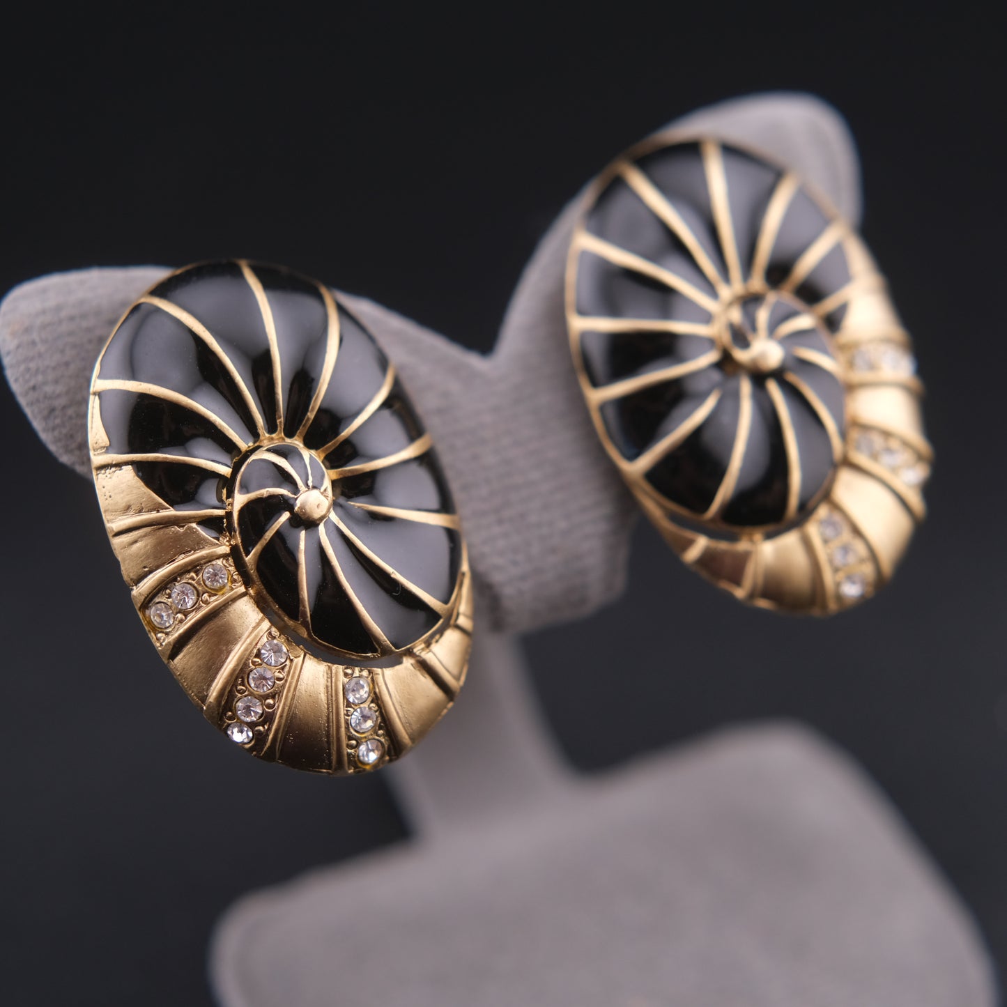 ❤️ Vintage Hanae Mori Nautilus Shell Clip-On Earrings Black Enamel Gold Tone Rhinestone Spiral Earrings