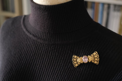 ❤️ Vintage 1928 Bow Brooch – Gold-Tone Filigree with Pink Glass Stone