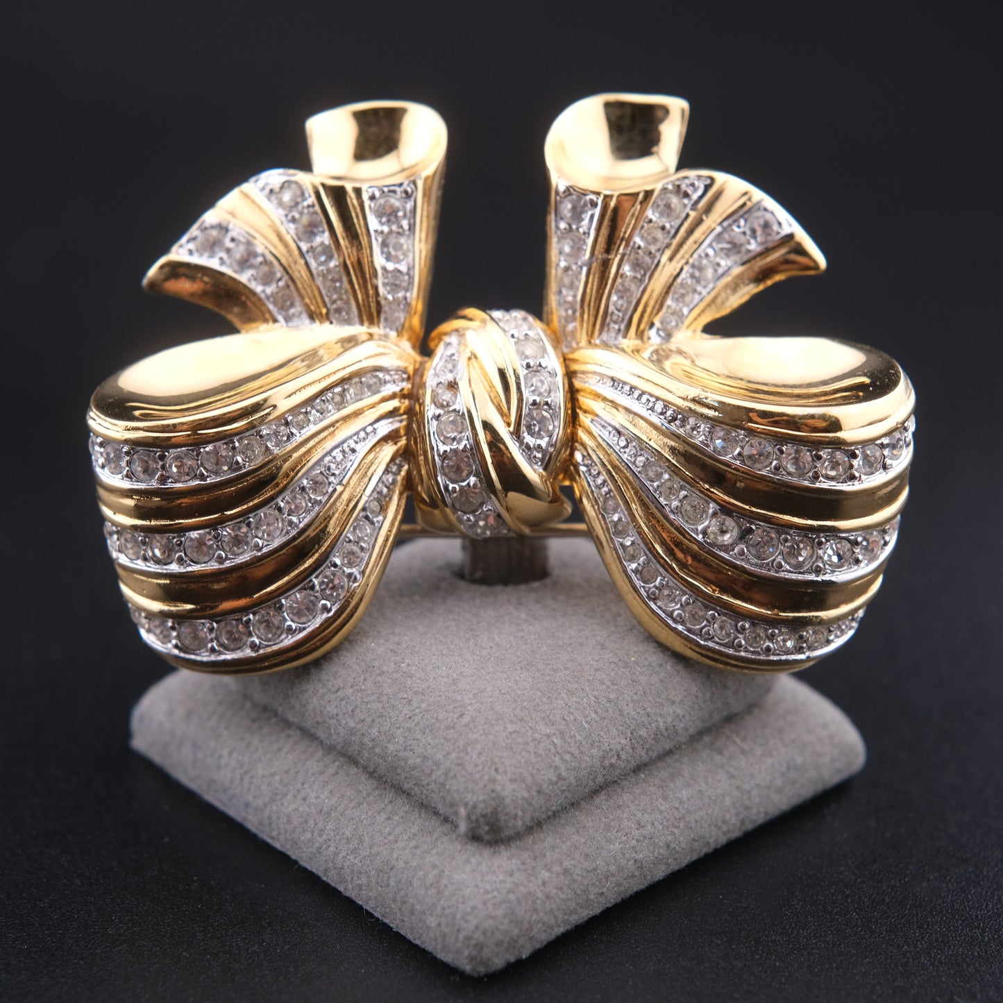 ❤️ Vintage Gold Tone Rhinestone Sculptural Bow Brooch Large Dimensional Ribbon Pin