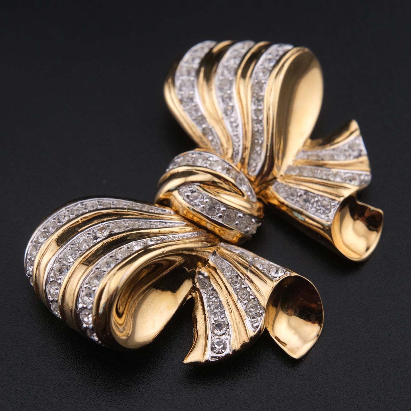 ❤️ Vintage Gold Tone Rhinestone Sculptural Bow Brooch Large Dimensional Ribbon Pin
