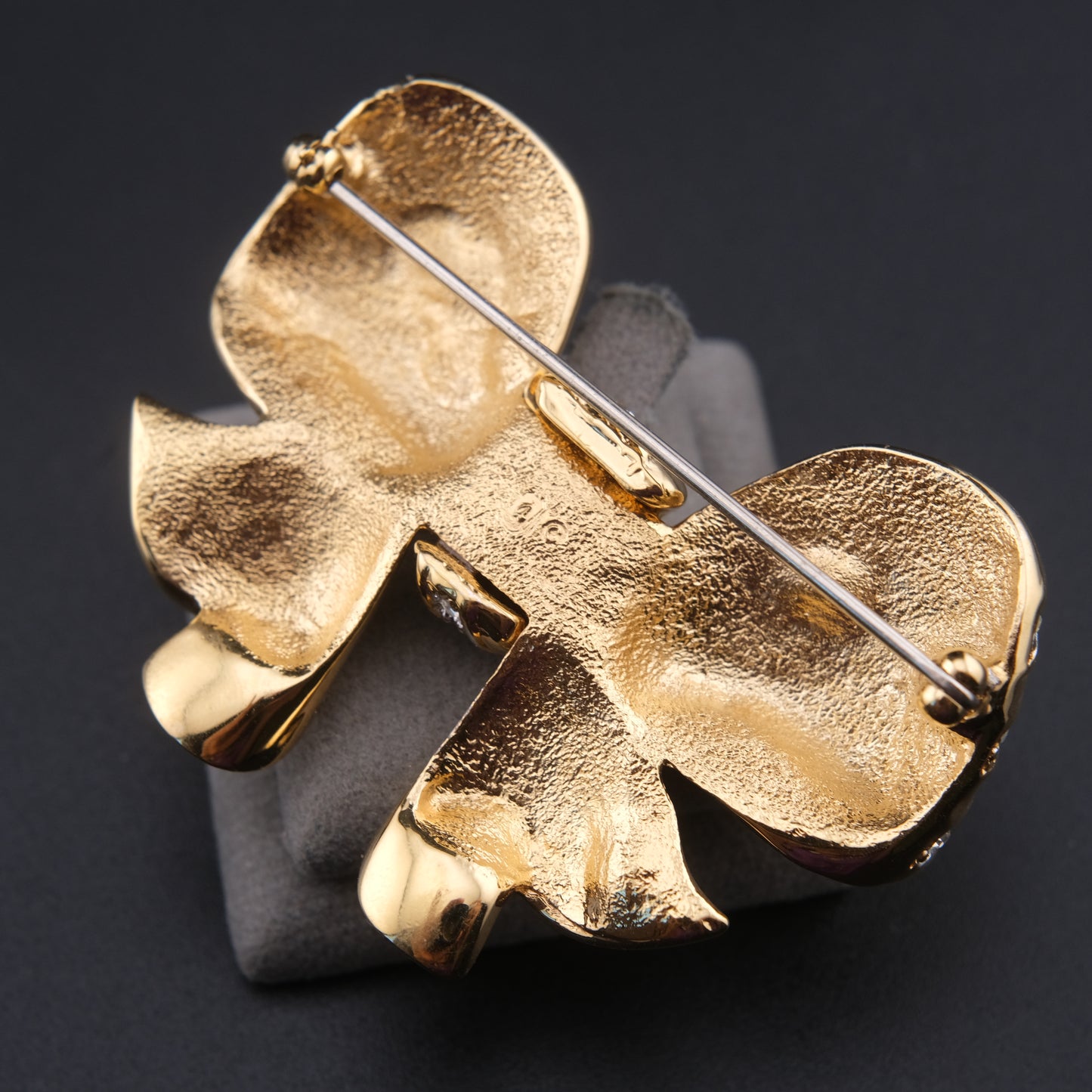 ❤️ Vintage Gold Tone Rhinestone Sculptural Bow Brooch Large Dimensional Ribbon Pin
