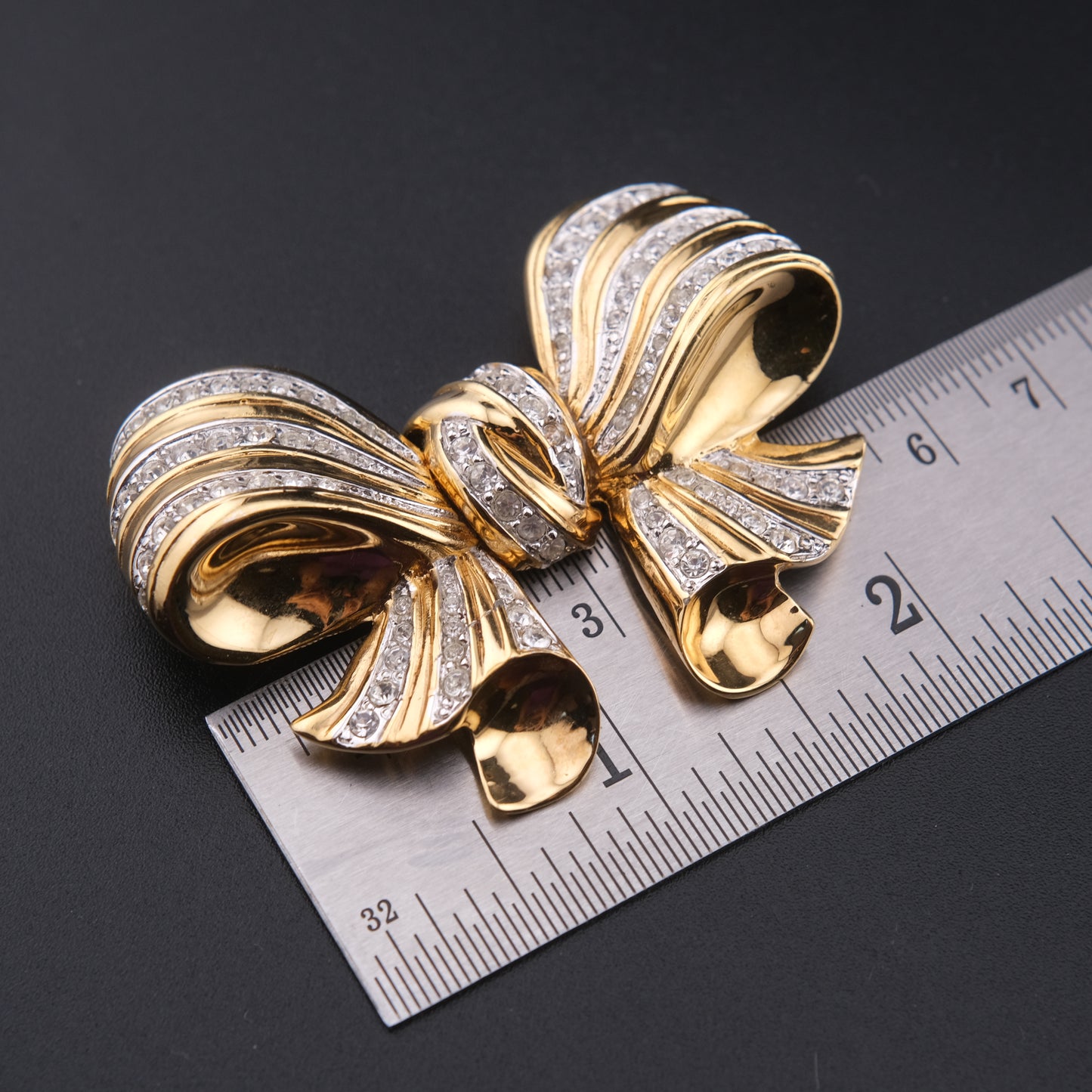 ❤️ Vintage Gold Tone Rhinestone Sculptural Bow Brooch Large Dimensional Ribbon Pin