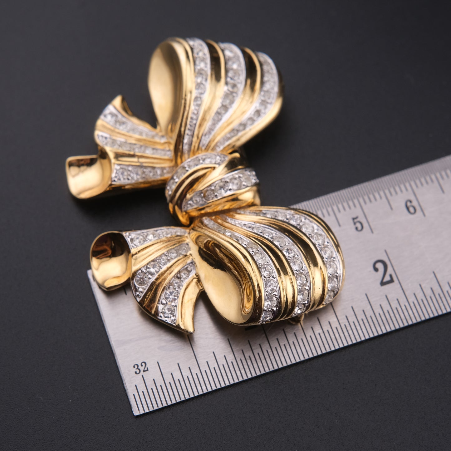 ❤️ Vintage Gold Tone Rhinestone Sculptural Bow Brooch Large Dimensional Ribbon Pin