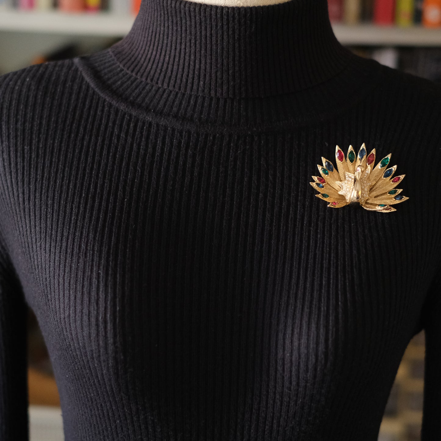 ❤️ Carven Jeweled Peacock Brooch – Gold Tone Multicolor Crystal Fan Design
