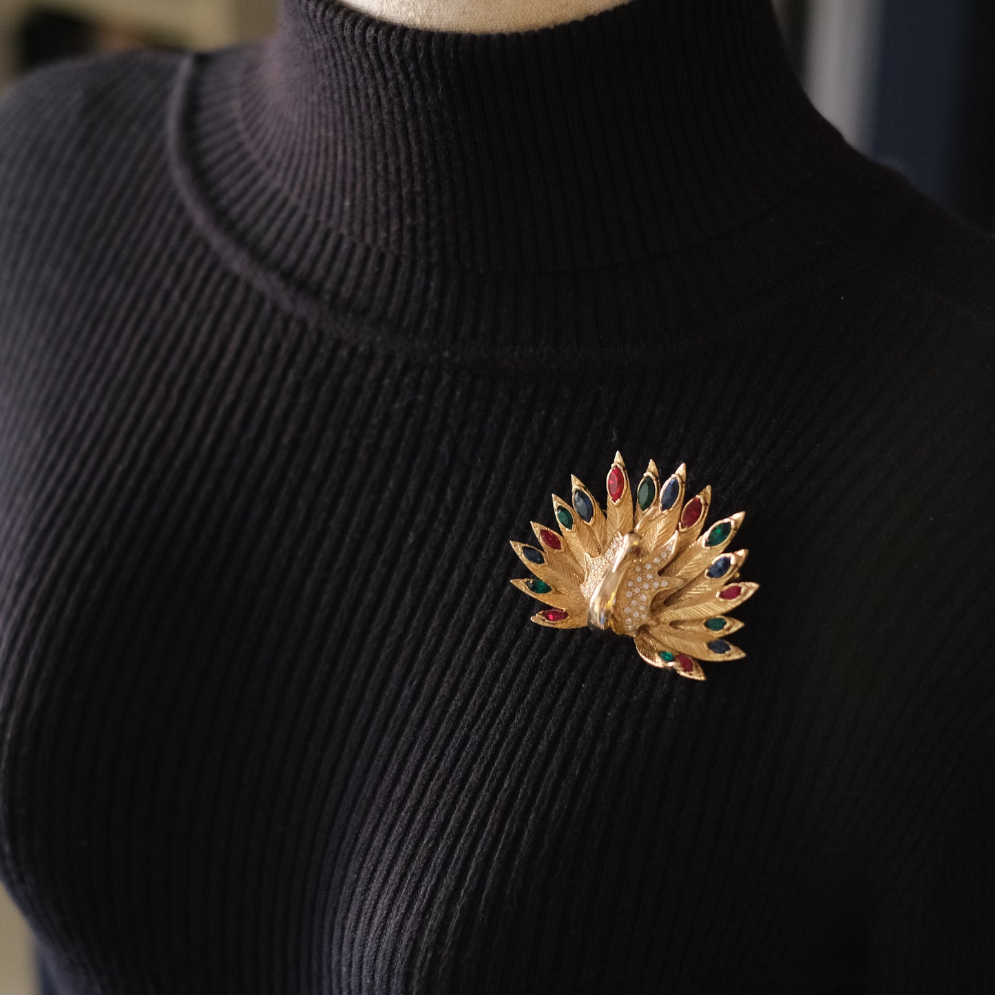 ❤️ Carven Jeweled Peacock Brooch – Gold Tone Multicolor Crystal Fan Design