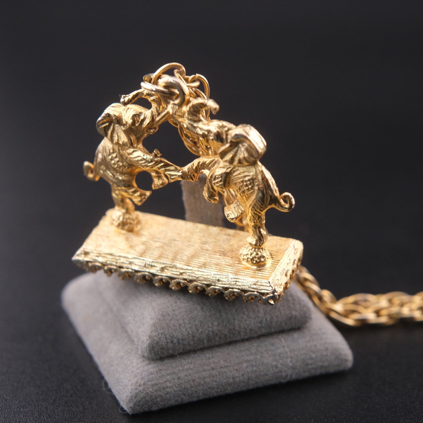 ❤️ Vintage Gold-Tone Elephant Pendant Necklace with Carnelian Bar Accent