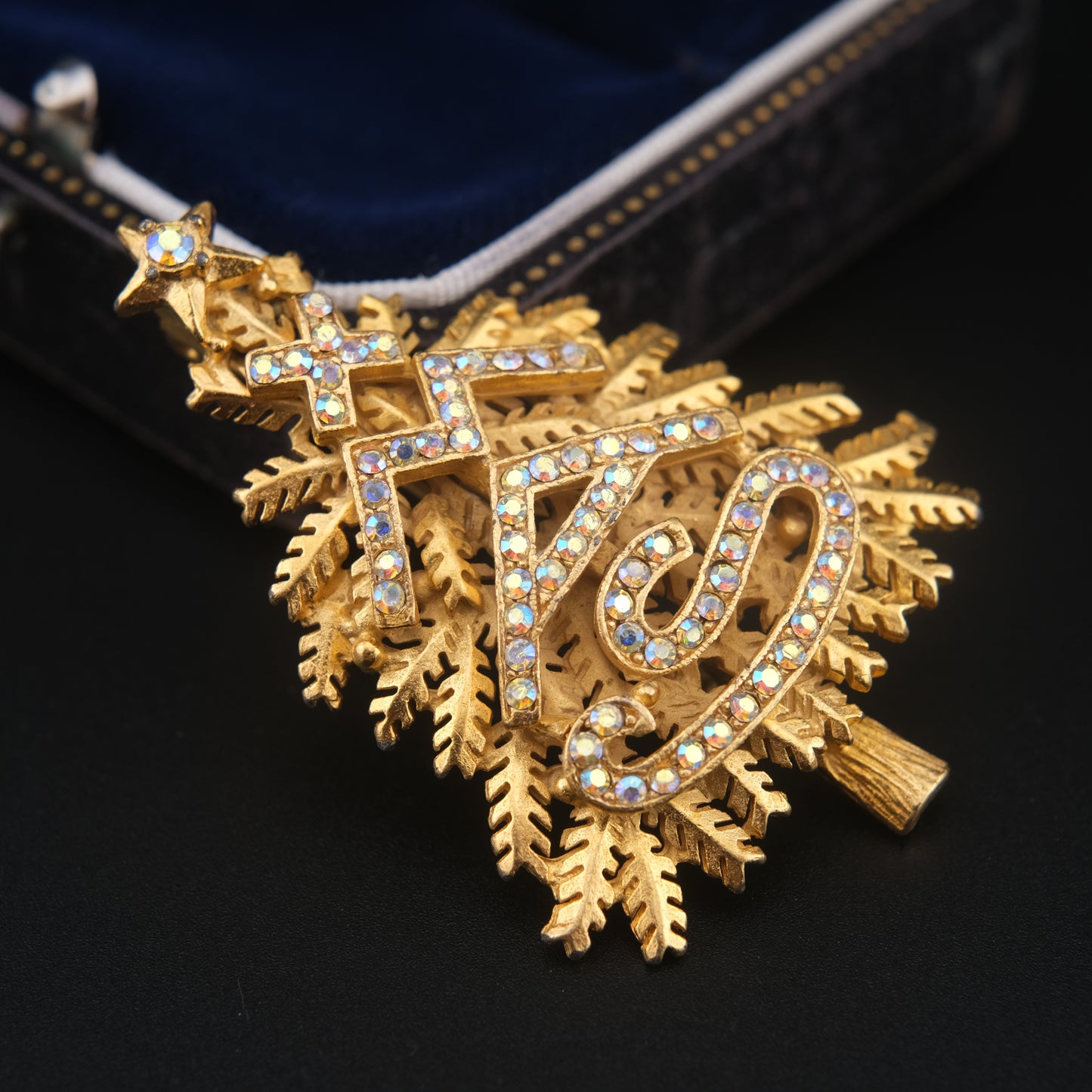 ❤️ Vintage Gold-Tone Christmas Tree Brooch with Aurora Borealis Rhinestones