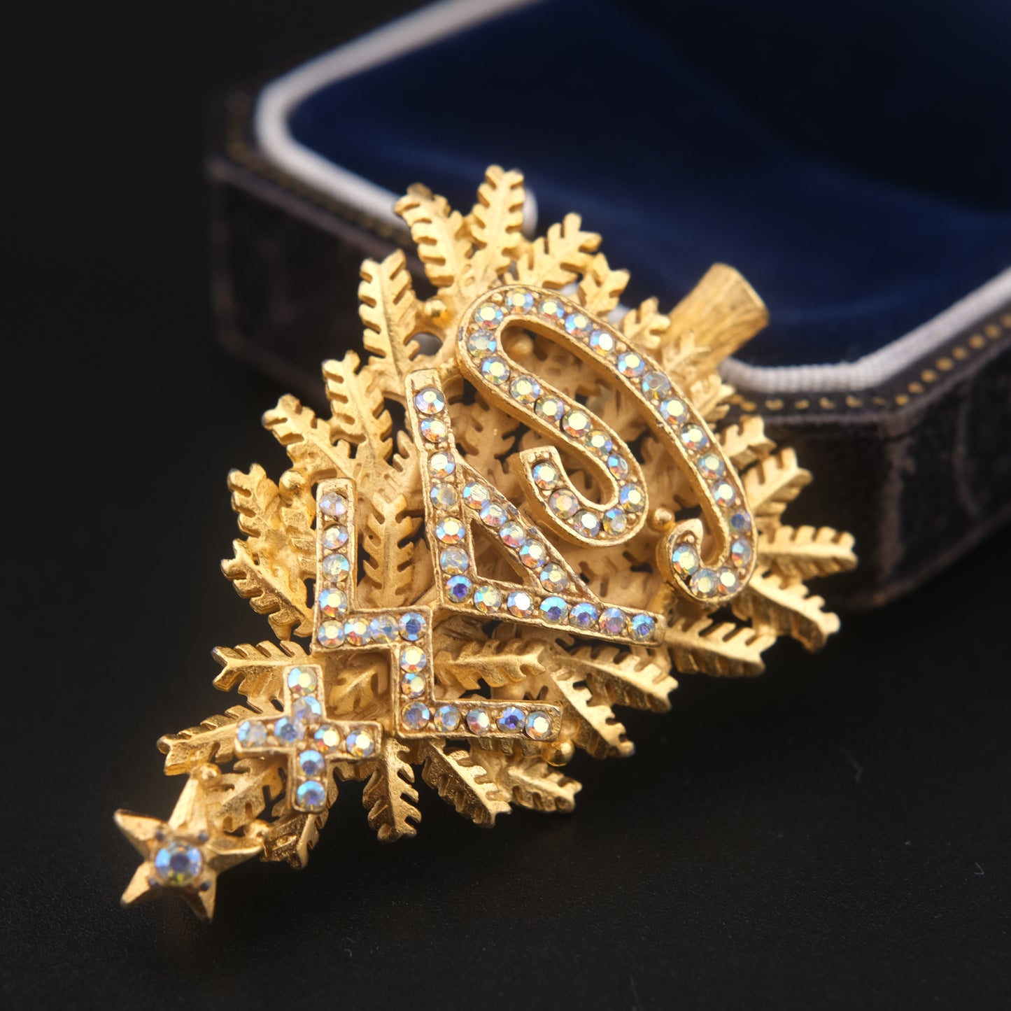 ❤️ Vintage Gold-Tone Christmas Tree Brooch with Aurora Borealis Rhinestones