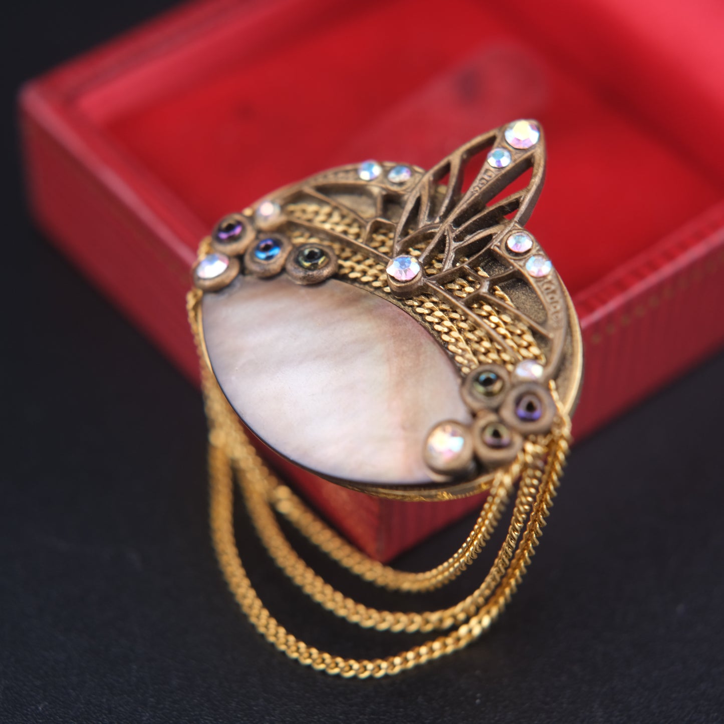 Echt Art Deco Handarbeit Brooch – Mother of Pearl with Gold Chains