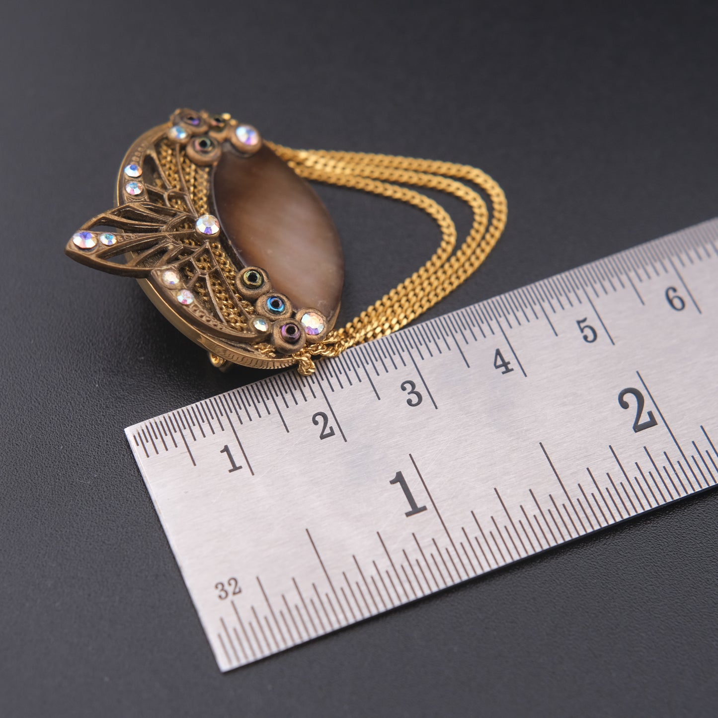 Echt Art Deco Handarbeit Brooch – Mother of Pearl with Gold Chains