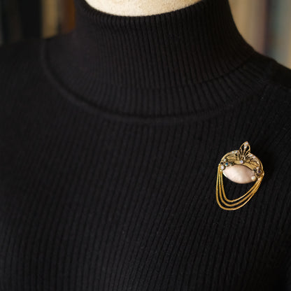 Echt Art Deco Handarbeit Brooch – Mother of Pearl with Gold Chains