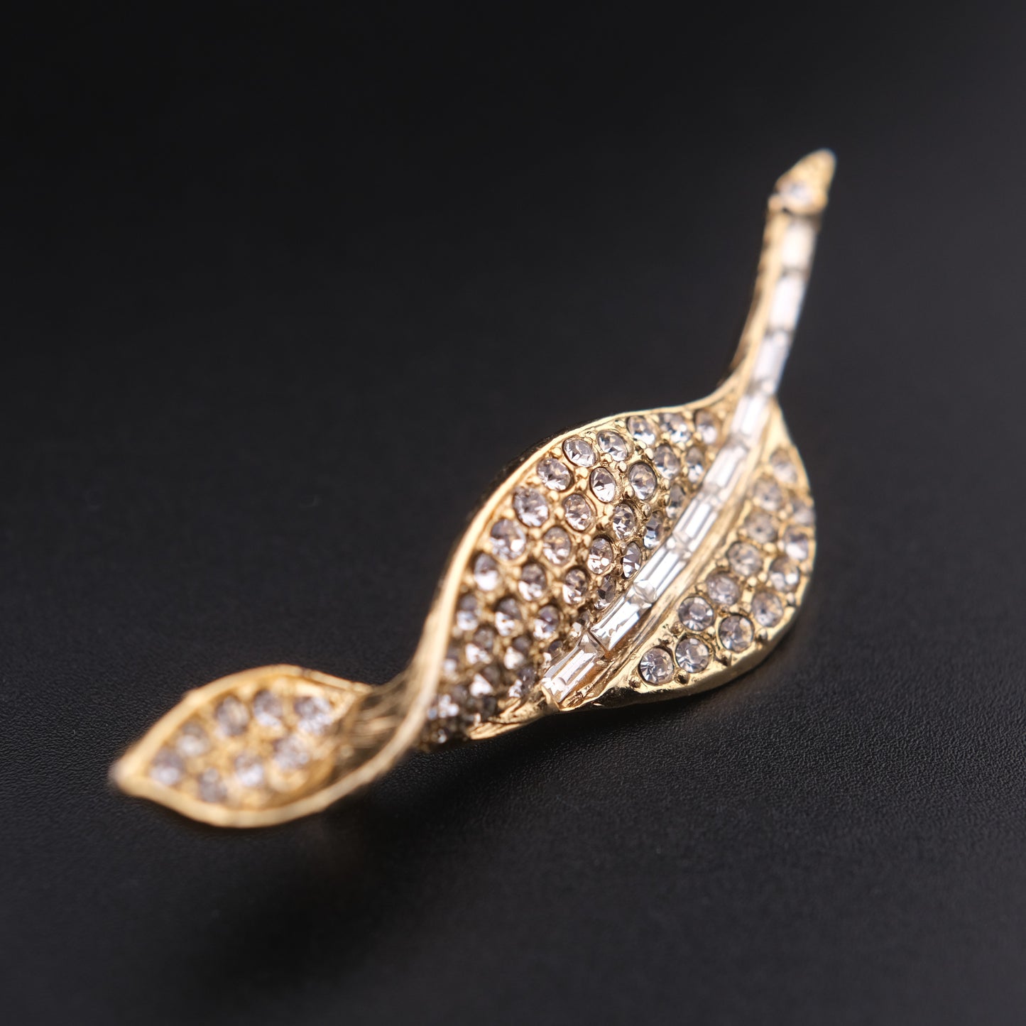 ❤️ Vintage Gold-Tone Rhinestone Leaf Brooch | Elegant Botanical Brooch