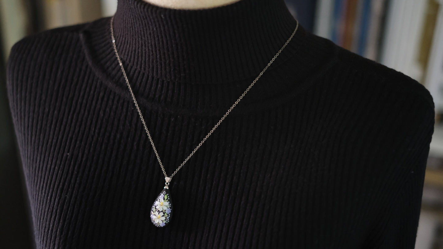 Vintage Toshikane Japan 2-Sided Porcelain Floral Teardrop Pendant Necklace – Hand-Painted Black & White Blossom Motif